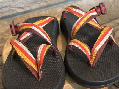 Men’s Chaco Sandals / size 10 / Brn/Org/Yel/Wht