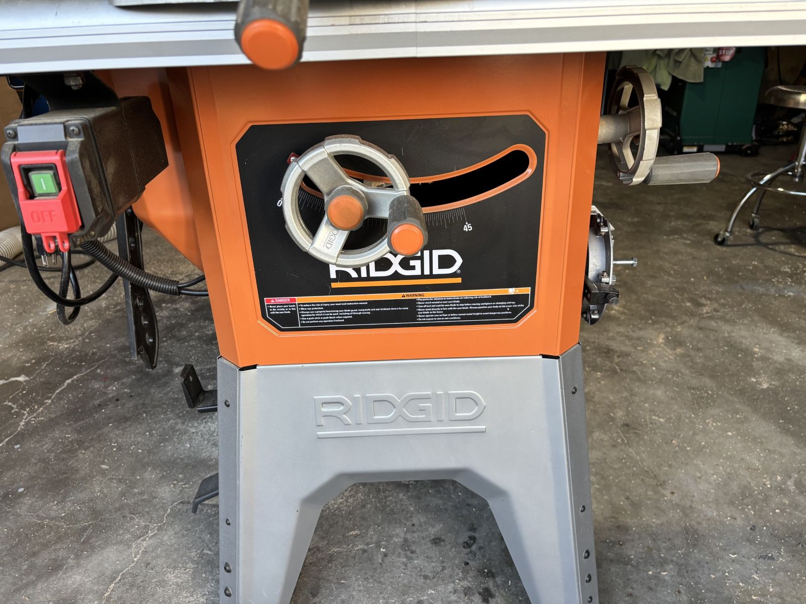 RIDGID 10" Cast Iron Table Saw With Retractable Wheels
