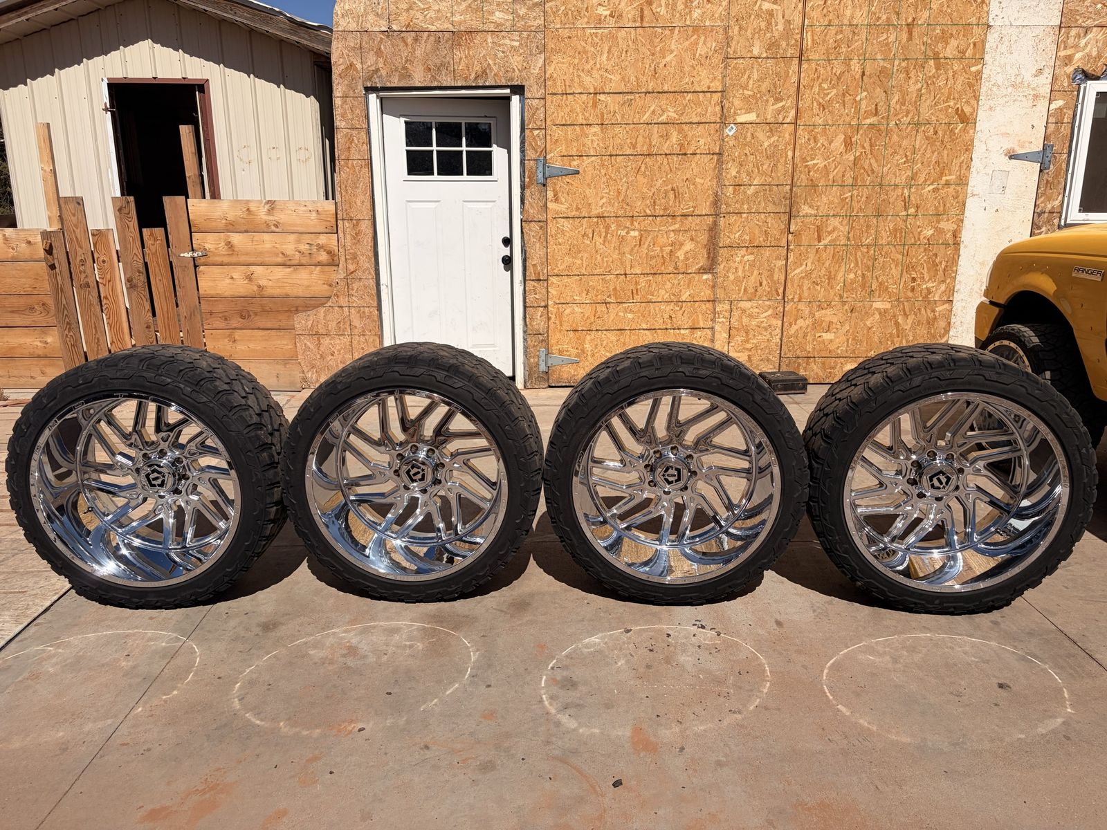 8/165. 26in rims. 37in tires
