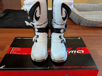 Forma predator 2.0 boots size 43