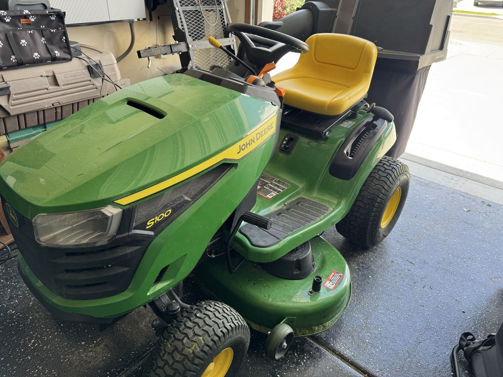 John Deere S100 Riding Lawn Mower - Green & Yellow
