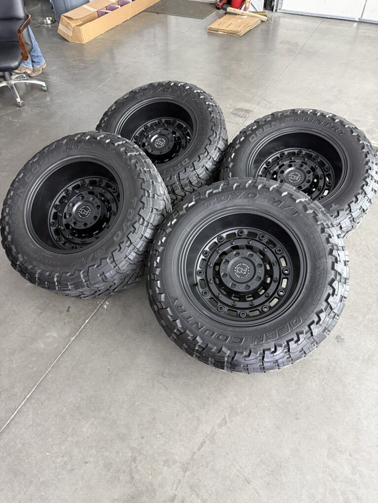 20x12 Black Rhino Wheels/ 37x13.50r20 Toyo M/t
