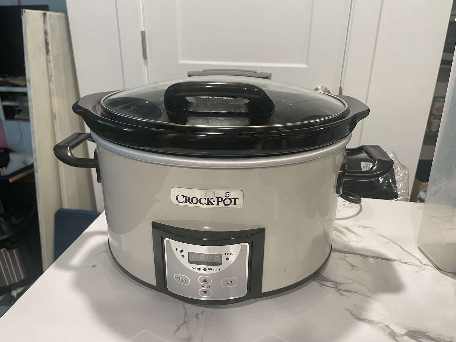 White Crockpot with Timer and Rubber Seal Flip up Lid