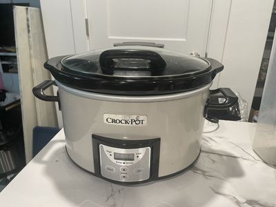 White Crockpot with Timer and Rubber Seal Flip up Lid