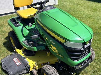 JOHN DEERE riding mower