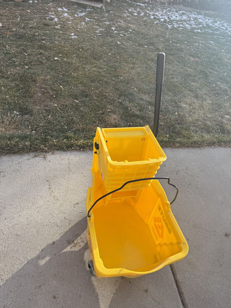Commercial floor cleaning bucket