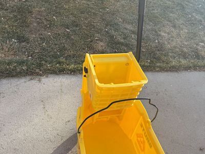Commercial floor cleaning bucket