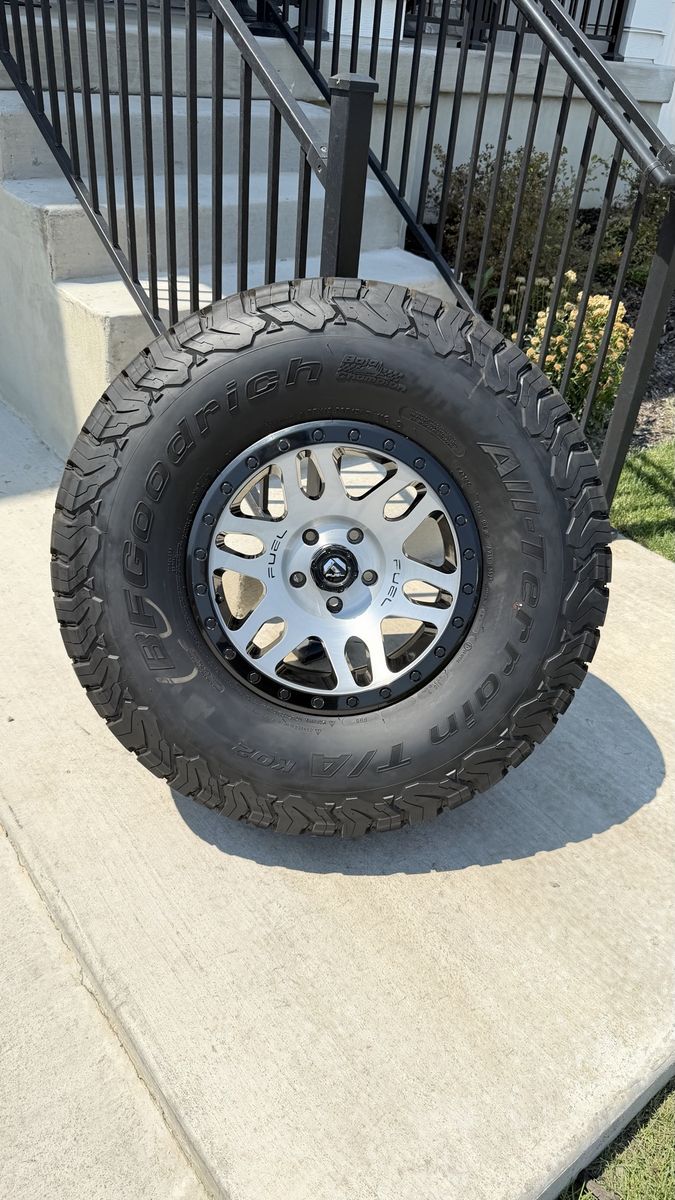 Jeep Wrangler Gladiator Rims and Tires 37/12.50R17 Bfgoodrich Ko2 Almost New