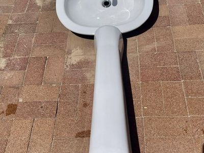 Porcelain Pedestal Sink with Faucet