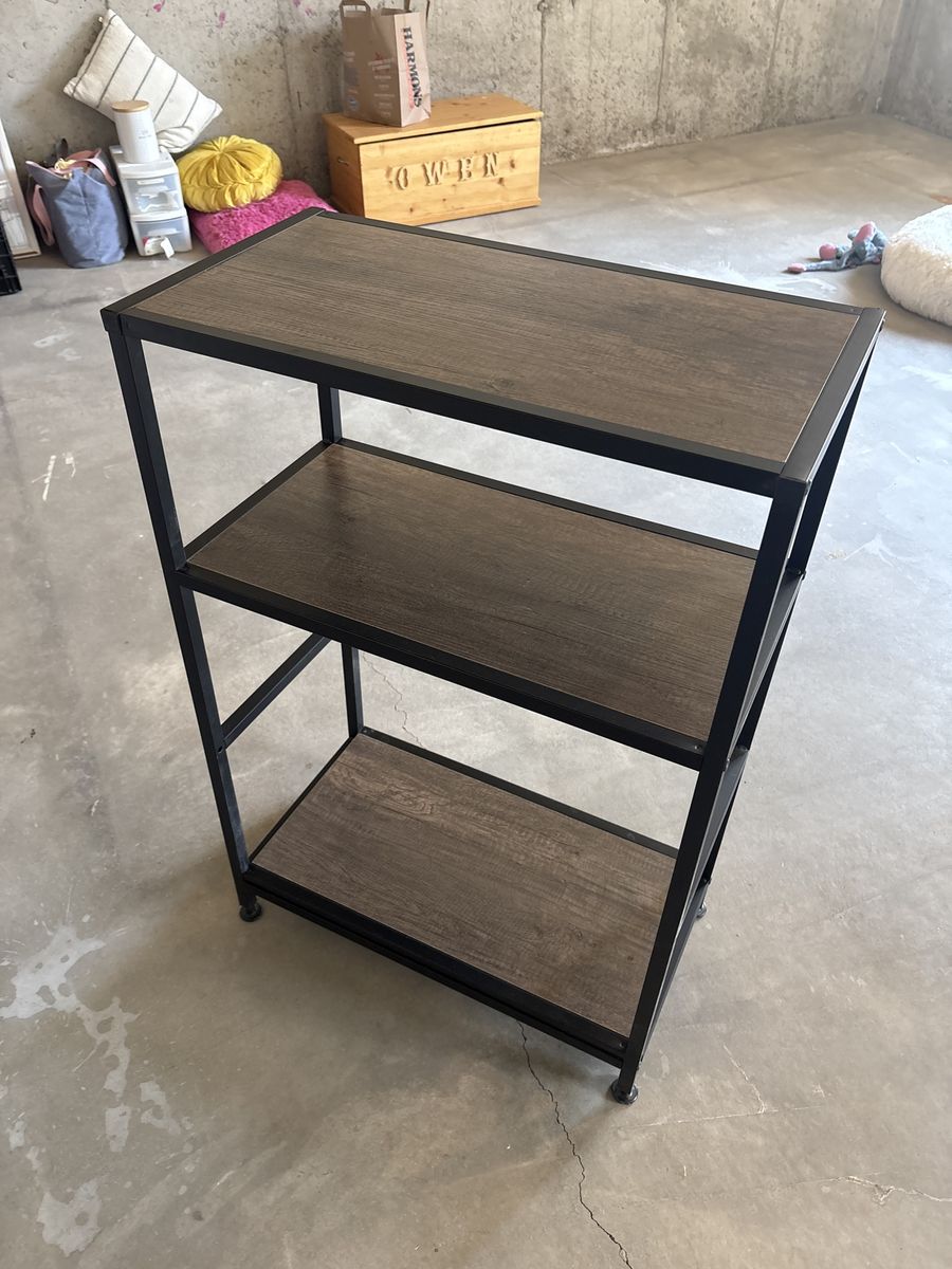 Industrial Style 3-Tier Bookshelf - Wood Look Shelves & Black Metal Frame