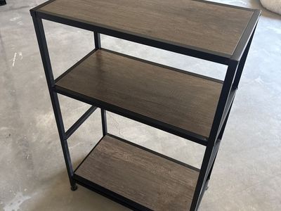 Industrial Style 3-Tier Bookshelf - Wood Look Shelves & Black Metal Frame