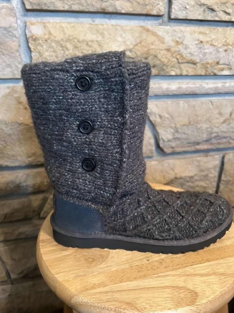 NEw!! Ugg Boots / Ladies 6 / Grey