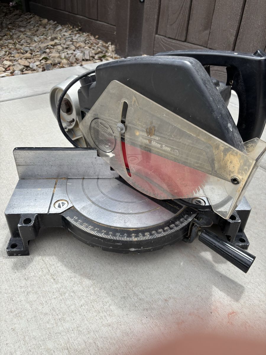 Black & Decker 10-inch compound miter saw