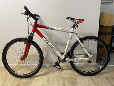 Like new!!. GIANT IGUANA. 27 Speed Deore