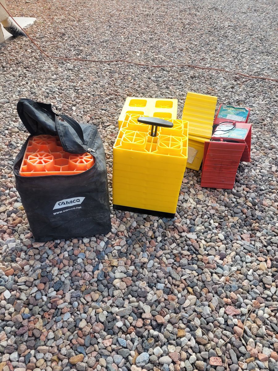 RV LEVELING BLOCKS AND CHUCKS