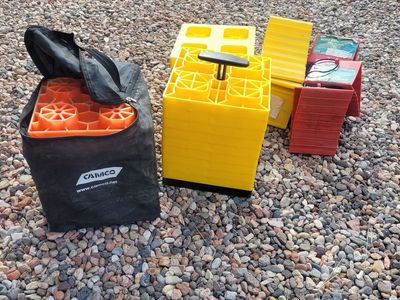 RV LEVELING BLOCKS AND CHUCKS
