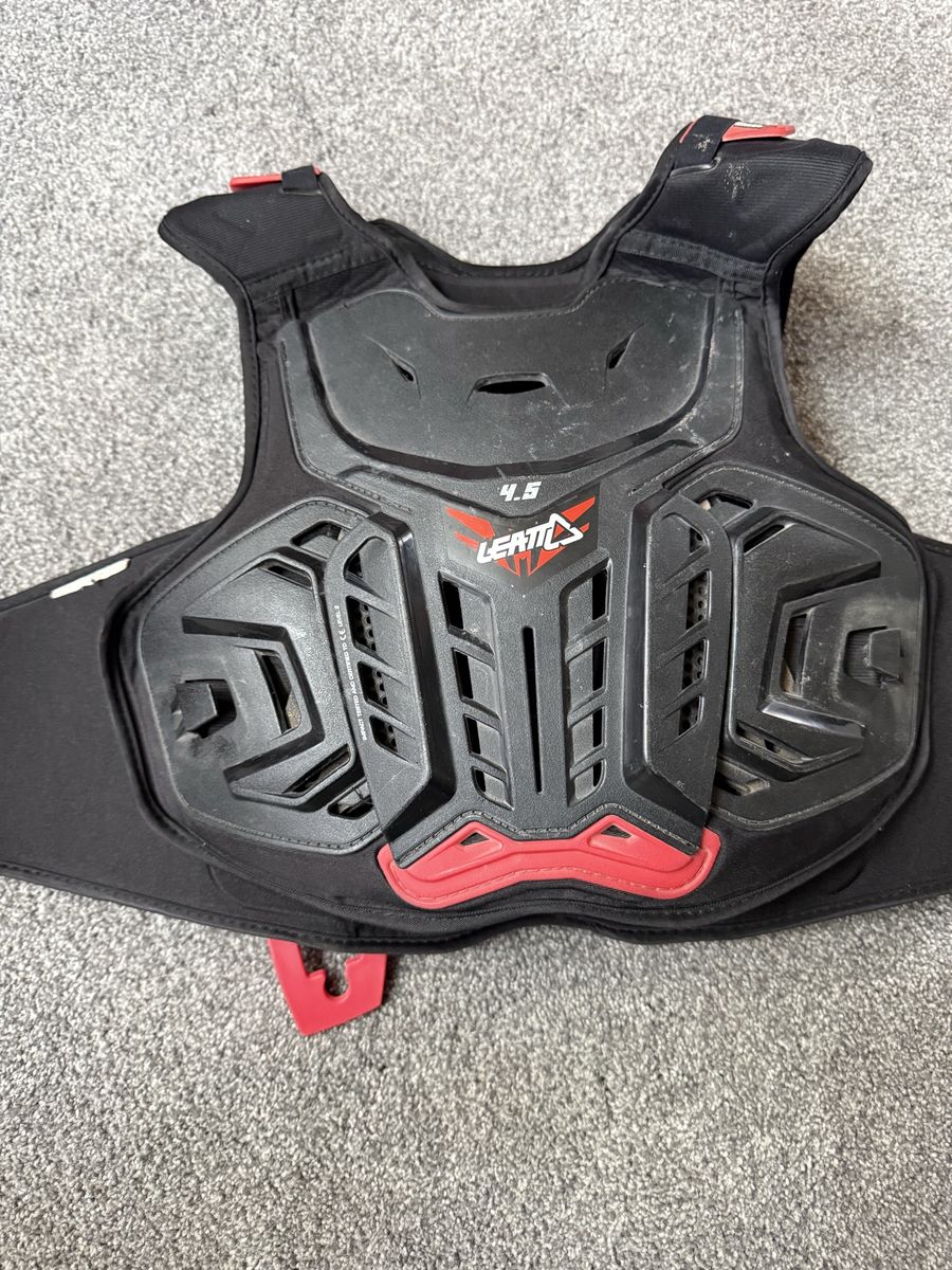 Leatt 4.5 Youth Chest Protector - Black/Red, Great Condition