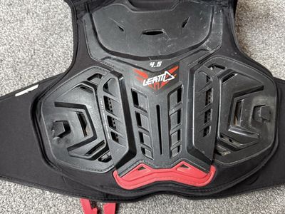 Leatt 4.5 Youth Chest Protector - Black/Red, Great Condition
