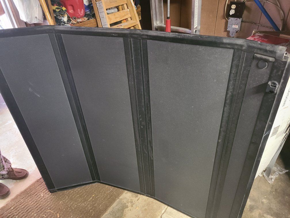 Jeep Gladiator folding tonneau cover