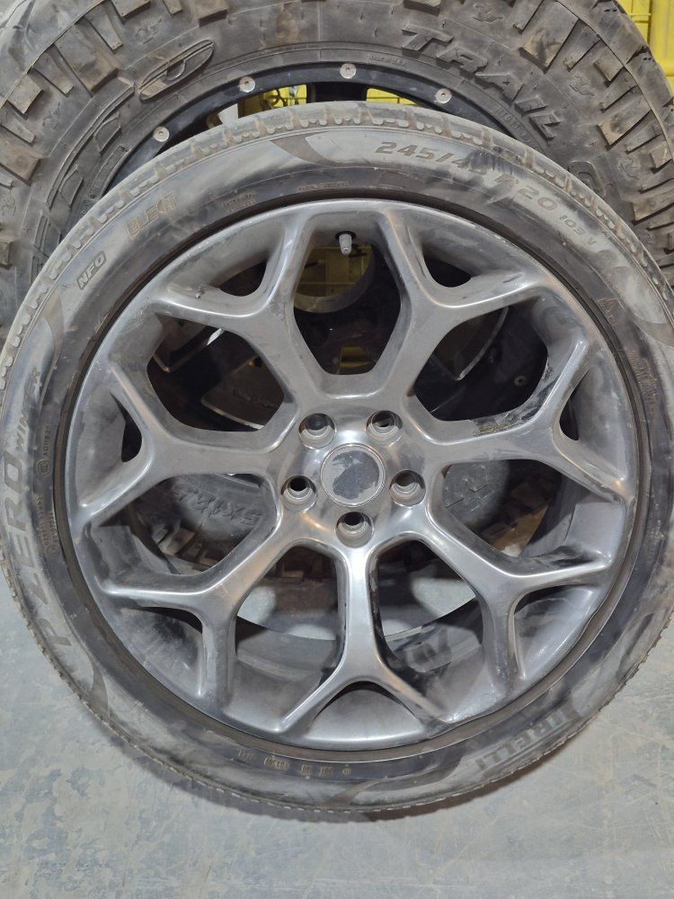 2015 - 2018 Chrysler 300 wheel and tire