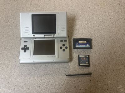 ORIGINAL NINTENDO DS WITH PACMAN AND REPRO OF POKEMON SOUL SILVER.