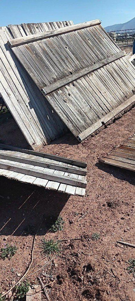 Approximately 75 ft fencing 6x6-8 natural gray