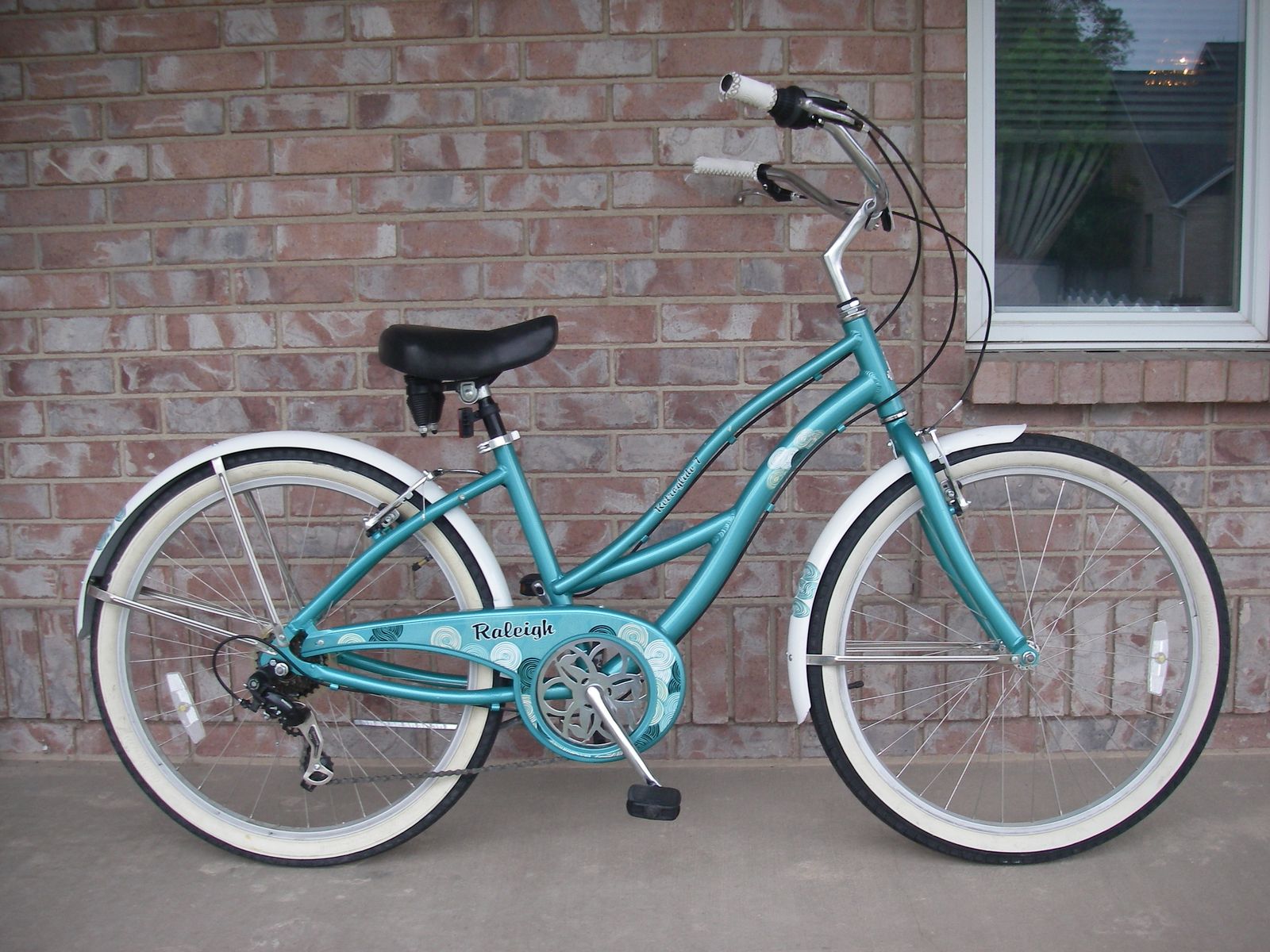 Like New, Womens 26" ALUMINUM RALEIGH  RETROGLIDE 7 Beach Cruiser Bike, 7-Speed, w/ Fenders, Teal, 26 Inch