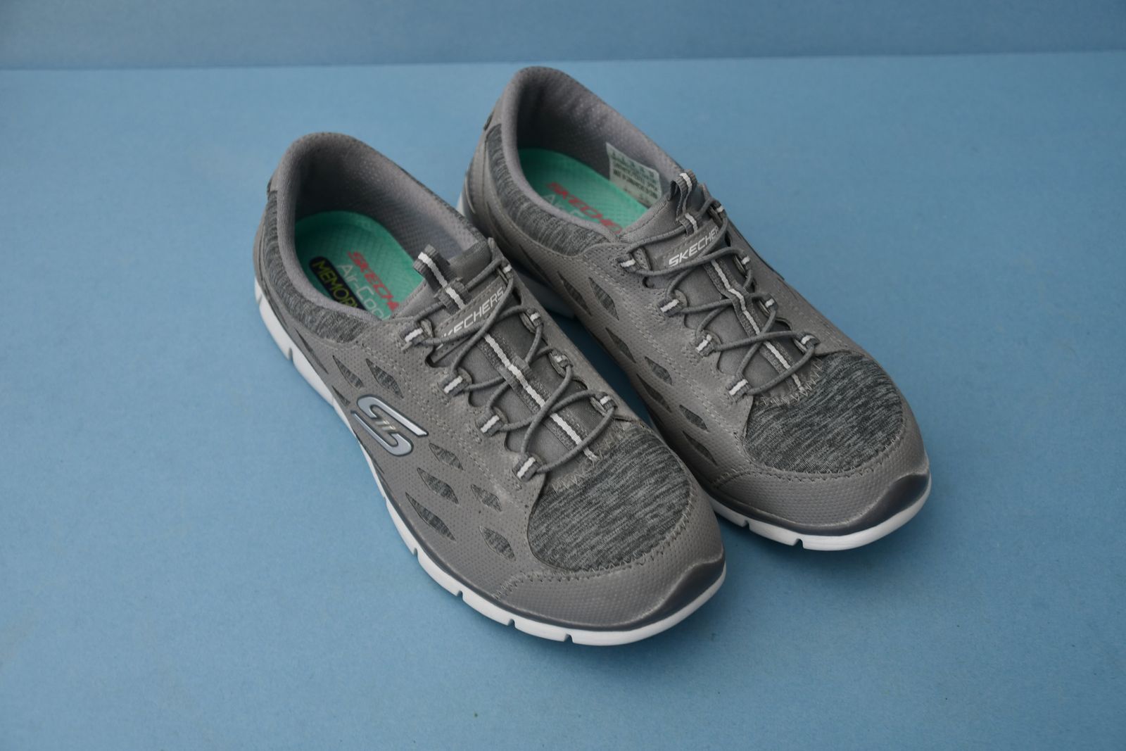 NWOB WOMEN'S SKECHERS ~ GRAY ~ SNEAKERS ~  SIZE 8 ~ MEMORY FOAM ~ VERY NICE!
