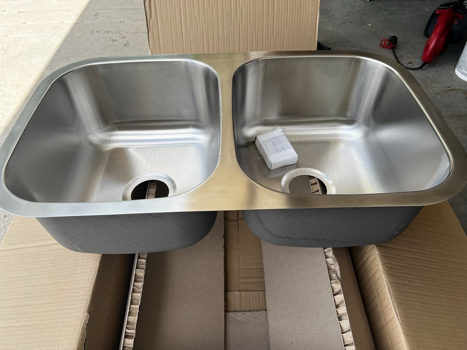 New 31" x 18". Undermount Double Bowl 18-Gauge Stainless Steel Kitchen Sink