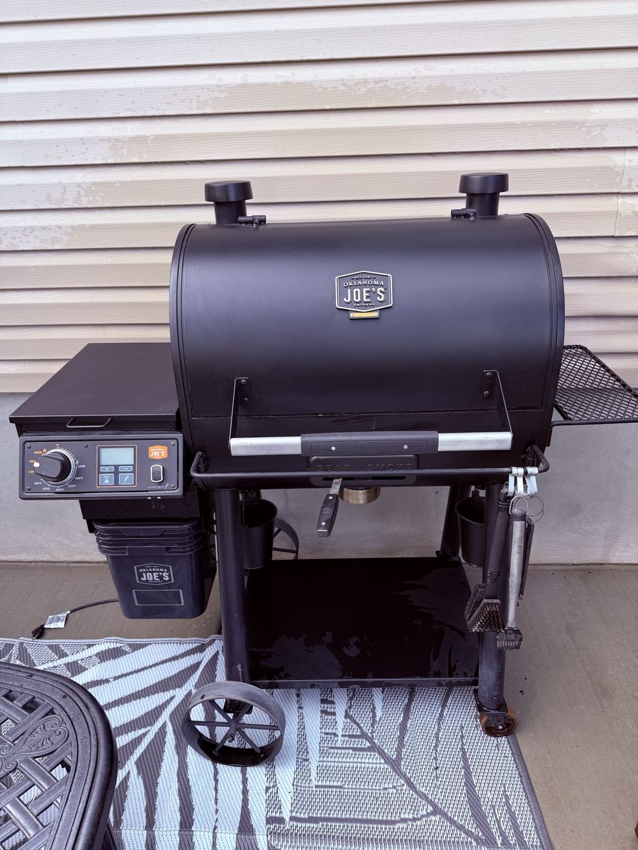 Oklahoma Joe's Rider DLX Pellet Grill - Black, Excellent Condition