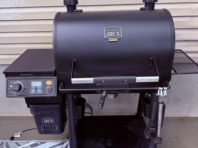 Oklahoma Joe's Rider DLX Pellet Grill - Black, Excellent Condition
