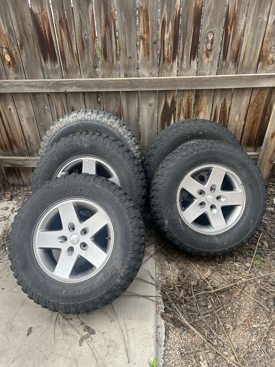 Jeep Pull-Offs Set of 5 Wheels and Mud Terrain Tires 5x5“ Bolt Pattern