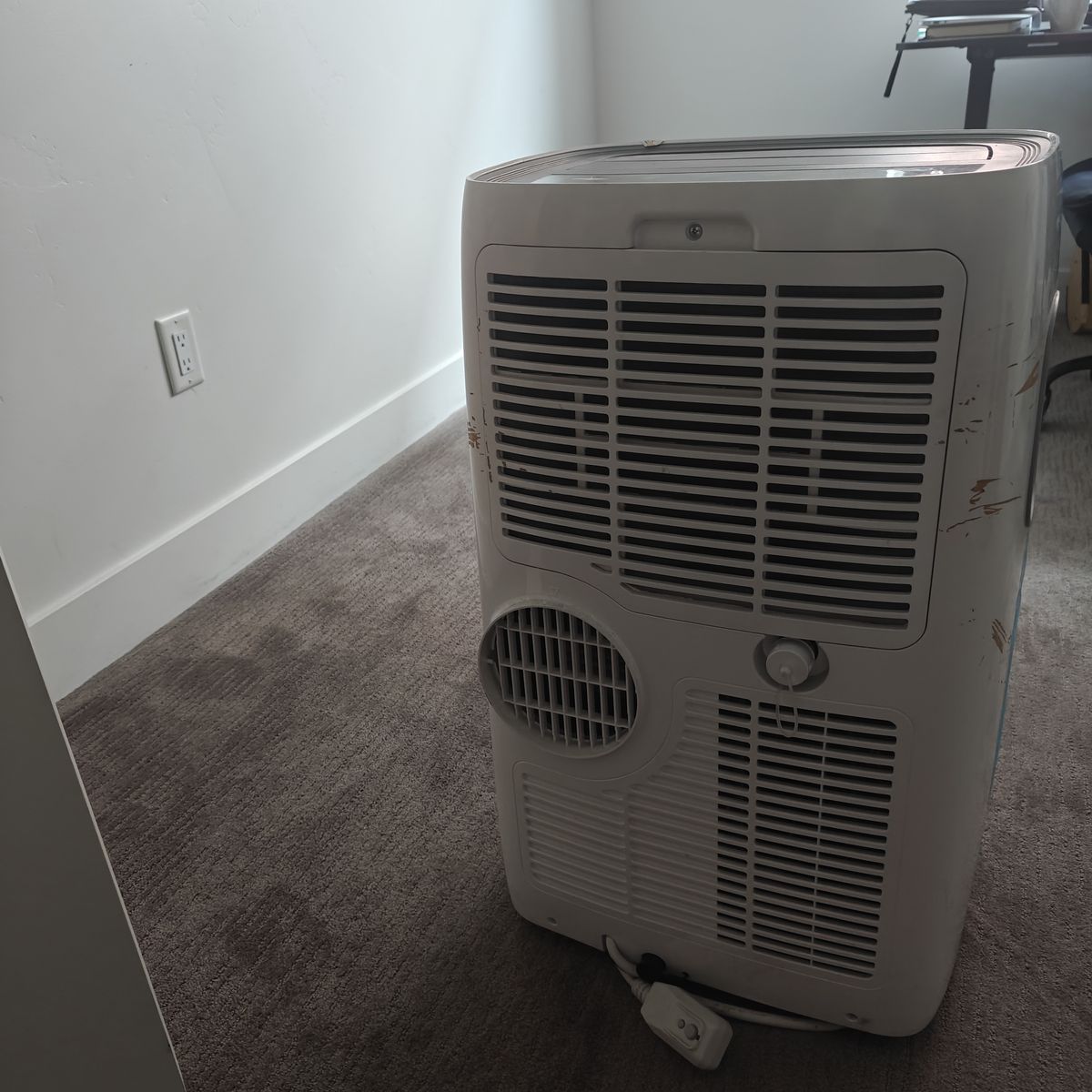 DELLA Portable Air Conditioner - White, used, with minor cosmetic wear, works amazing. 14000 BTU.