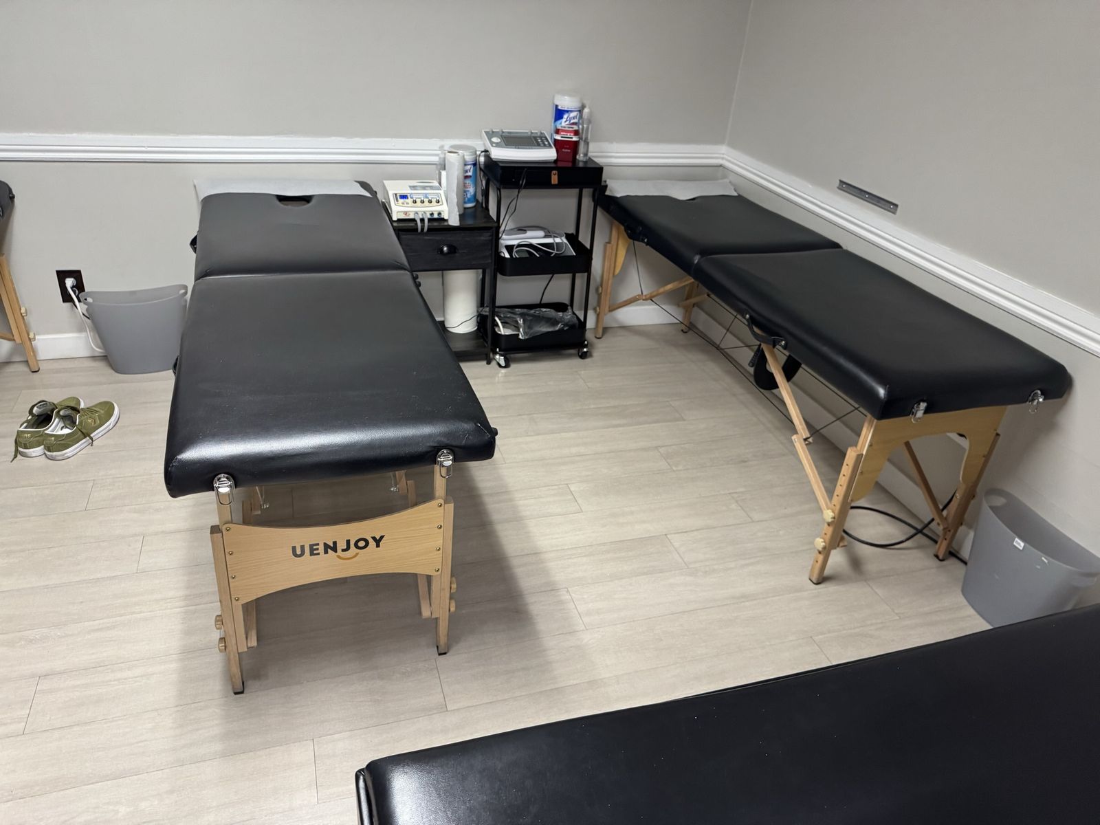 Uenjoy Portable Folding Massage Table - (4)