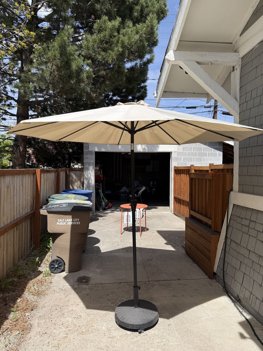 ️9ft Patio Umbrella + Base – Great Condition
