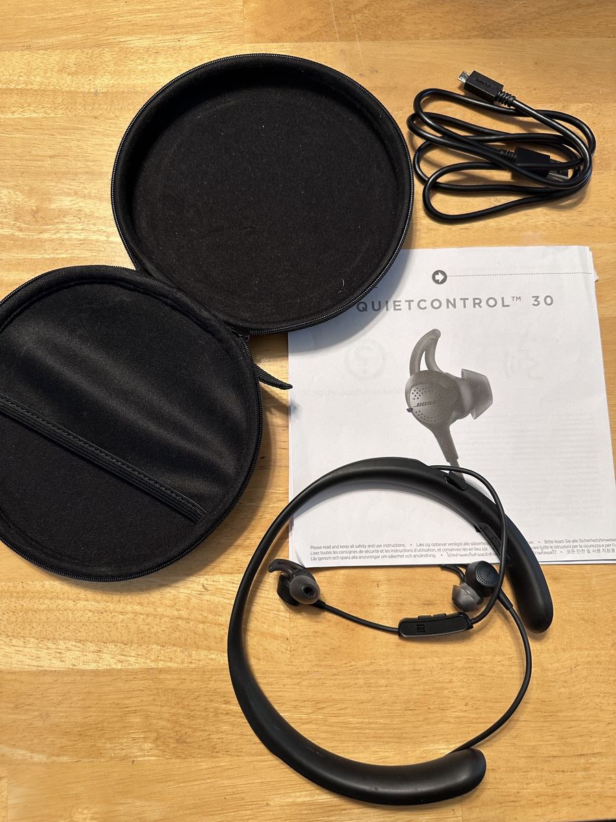 Noise cancelling headphones