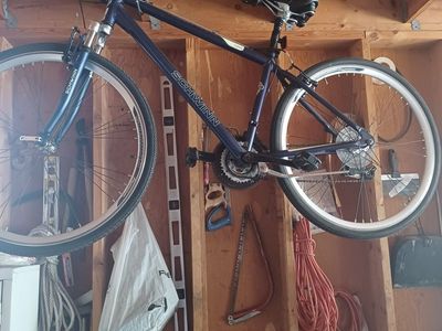 Schwinn Trailway Hybrid Bike - Blue/White, Excellent Condition, Ready to Ride!