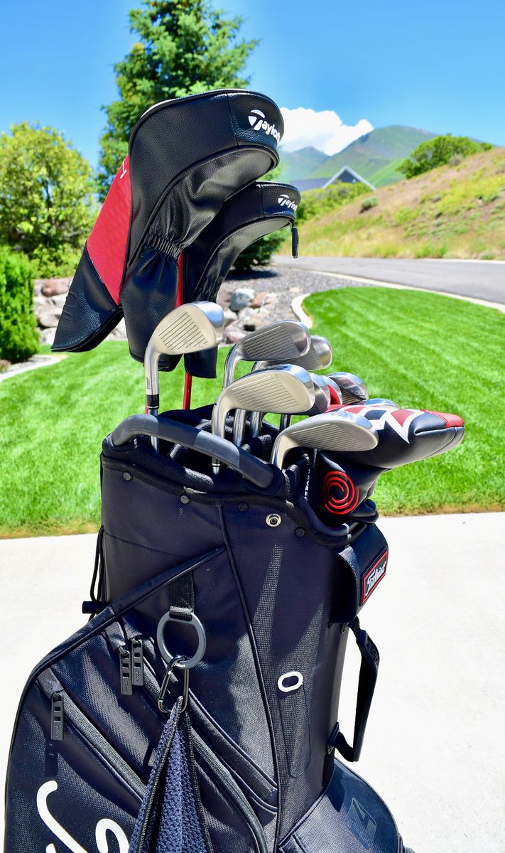 Taylormade Stealth woods, Stealth HD irons, Calaway Rossi Putter, and Titleist Cart 14 bag