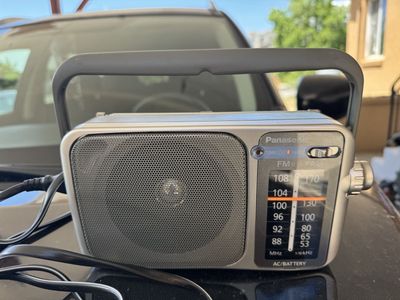 Panasonic RF-2400D AM/FM Portable Radio AC/Battery Powered with Handle