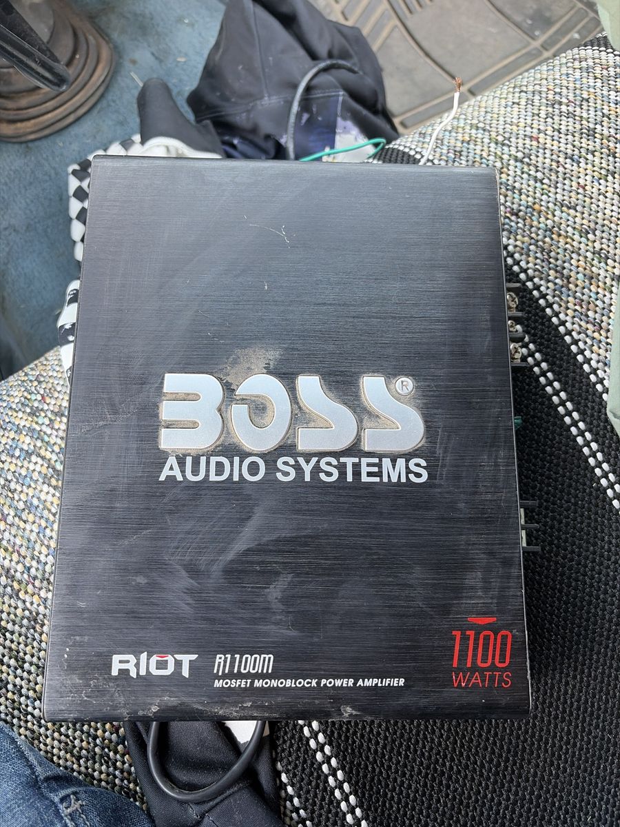 1100 watt Boss amp