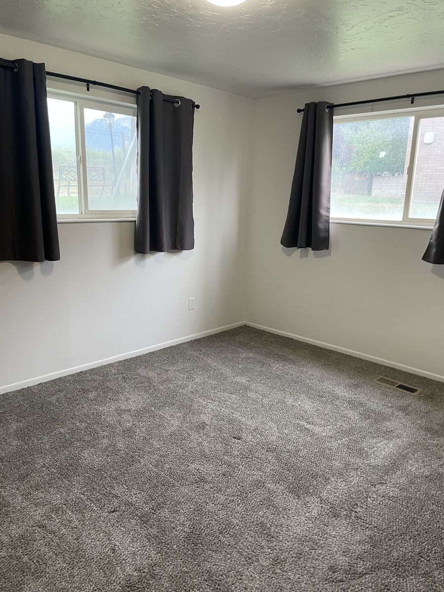 Spacious 1 bedroom apartment/ Midvale 4 Plex