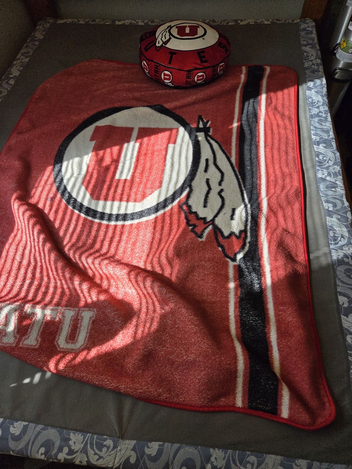 U of u blanket and pillow