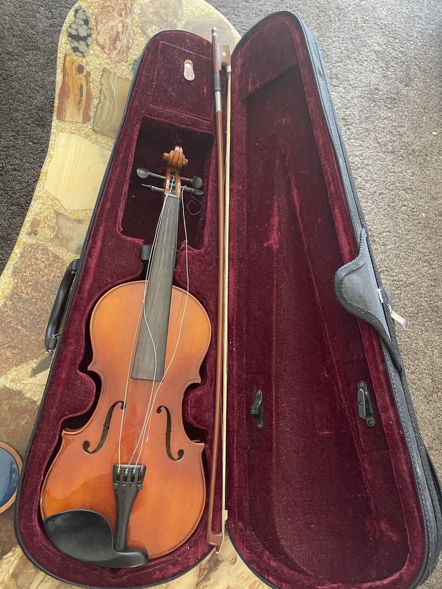 Mendini Violin with Bow and case