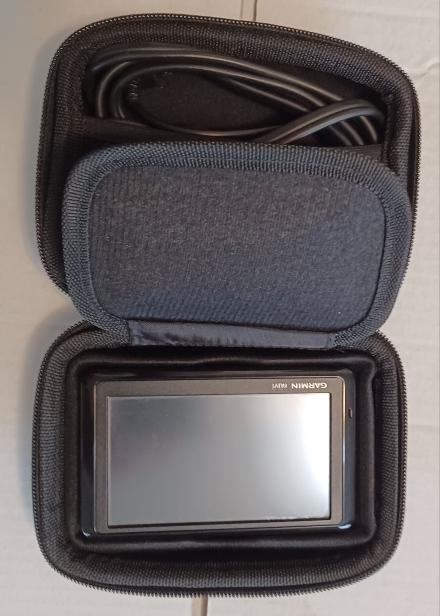 Garmin Nuvi GPS Navigator with Travel Case and Charger - Good Condition