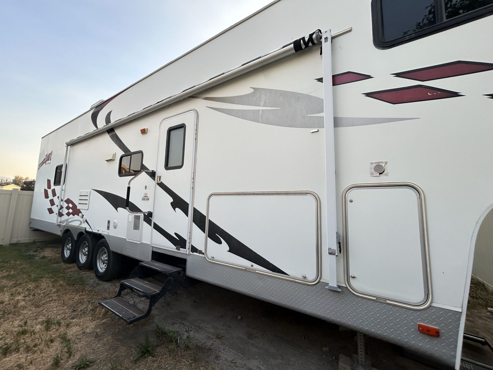 2007 40’ Tahoe Toy Hauler Travel Trailer with Electronic Bunks and Full Kitchen