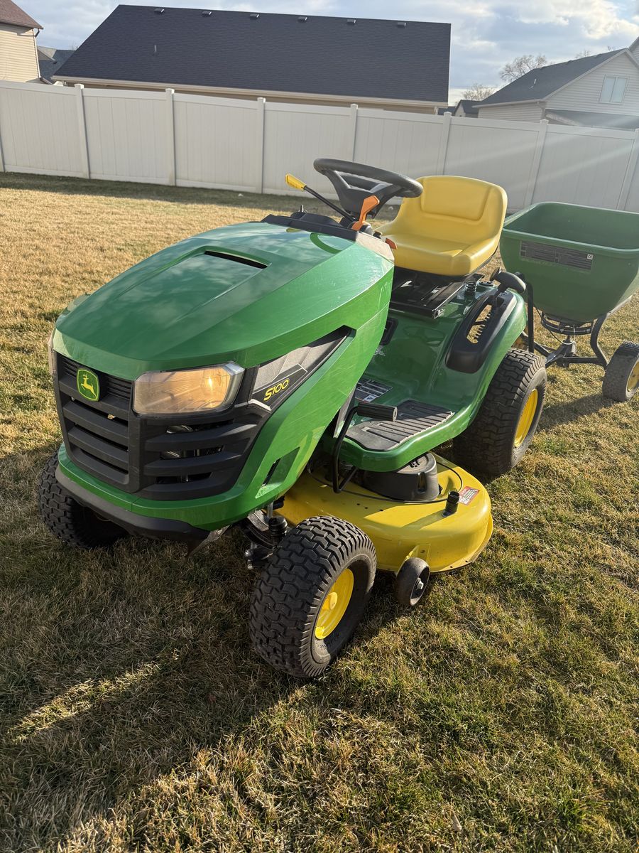 John Deere S100 Riding Lawnmower
