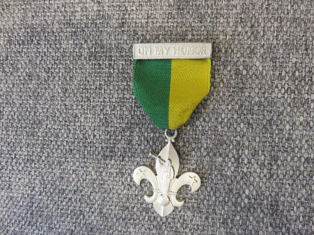 1970's FLEUR DE LE "ON MY HONOR" BOY SCOUTS OF AMERICA MEDAL