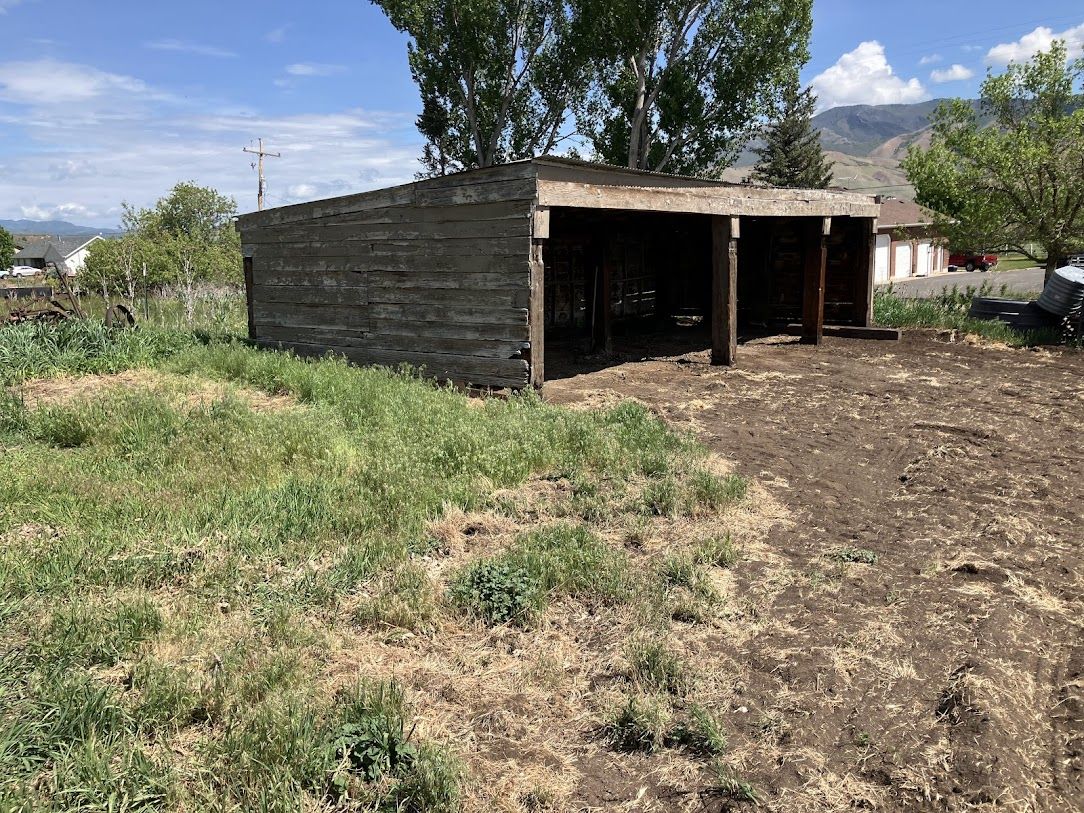 Livestock shed to disassemble and haul off