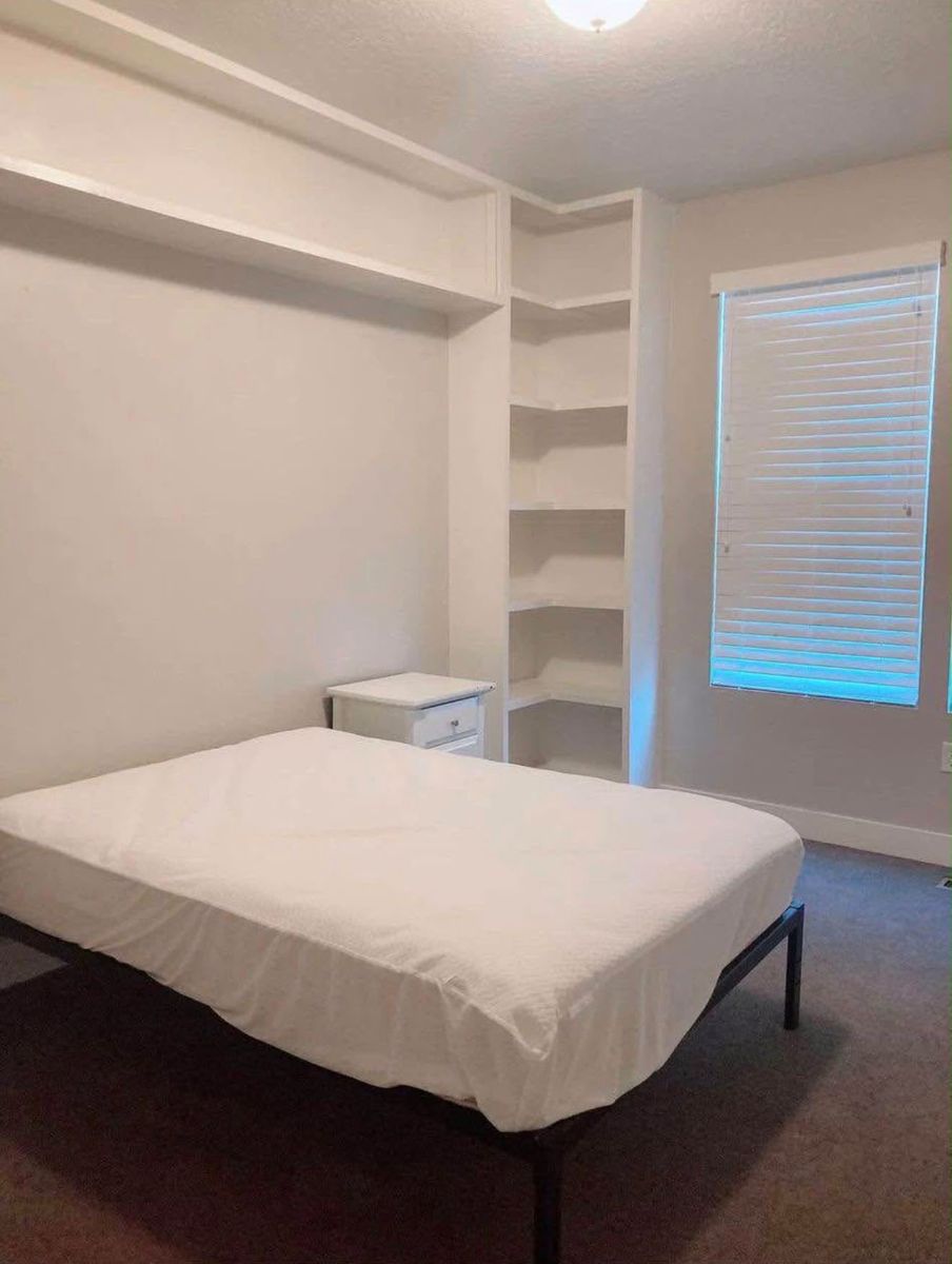 Private Bedroom in Daybreak (Female Only household)