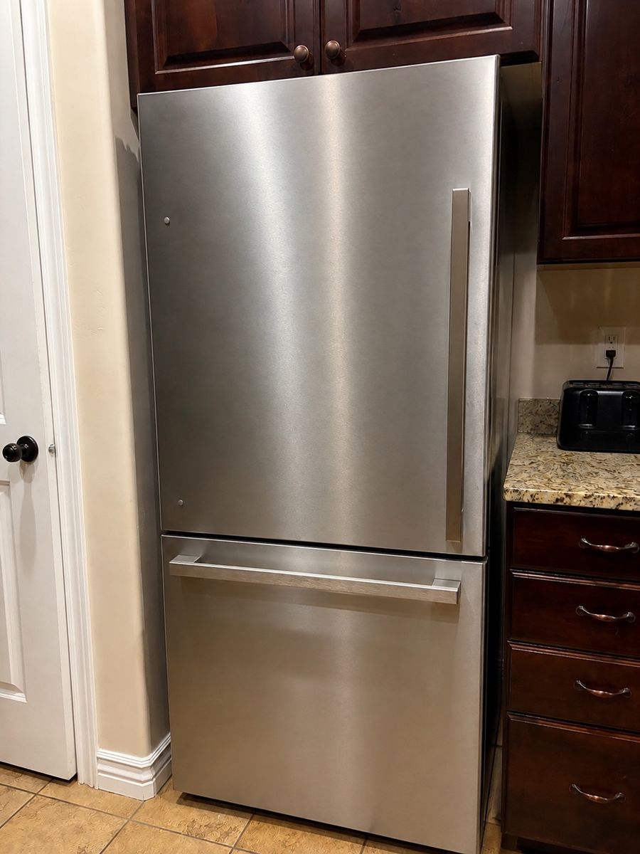 Hisense Stainless Steel Refrigerator with Bottom Freezer – Excellent Condition